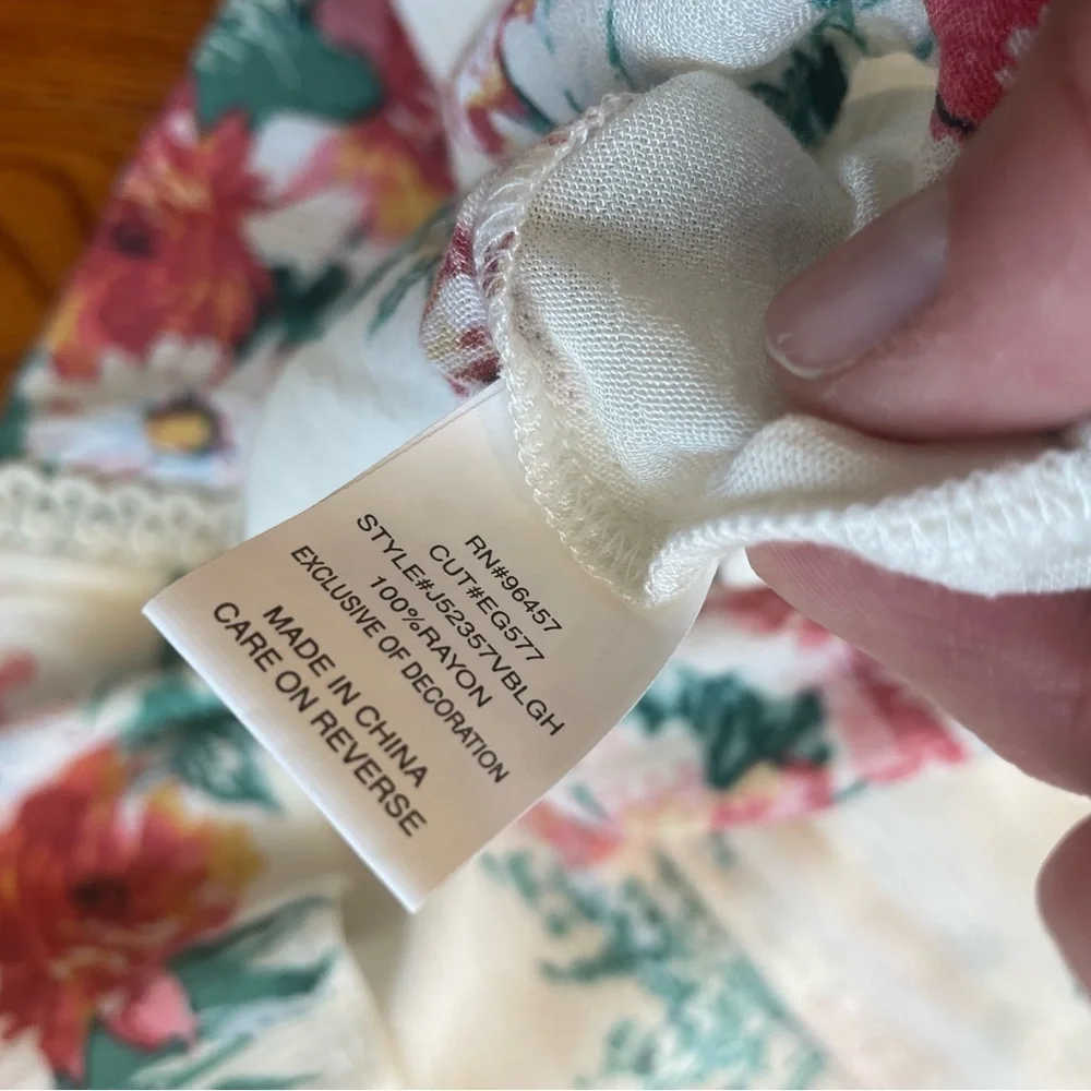 🎉2/$10 Eyeshadow Floral Flowy Blouse Large - Picture 6 of 6